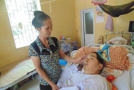Người mẹ nghèo gần 10 năm nuôi con bại não