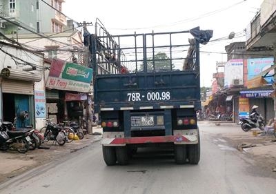 Xe tải gây ùn tắc giao thông