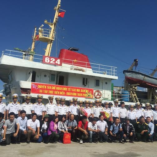 Đoàn công tác thăm, chúc Tết nhà giàn DK1