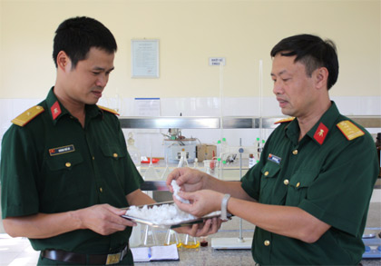 Đại tá, bông vải và thuốc phóng