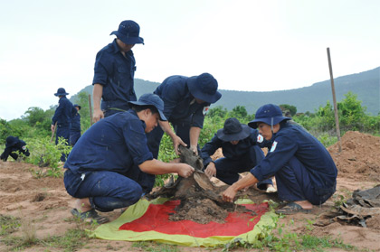 Tìm đồng đội trên đất Ăng-co
