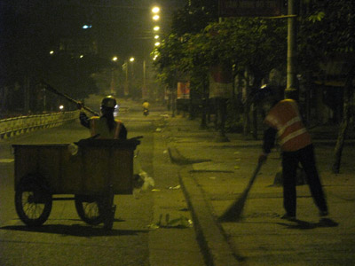 Tiếng chổi đêm trên phố núi