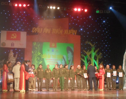 Trao 1.400 sổ tiết kiệm tặng nữ cựu thanh niên xung phong