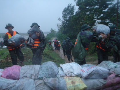 Dốc sức khắc phục hậu quả bão số 8