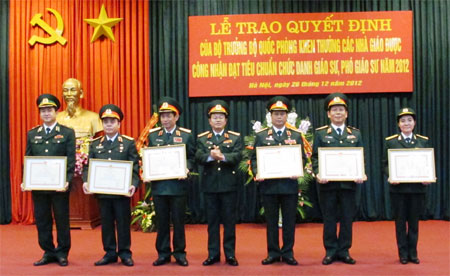 Khen thưởng 60 nhà giáo được công nhận đạt chuẩn chức danh Giáo sư, Phó giáo sư