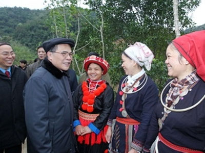 Chủ tịch Quốc hội tiếp xúc cử tri dân tộc thiểu số