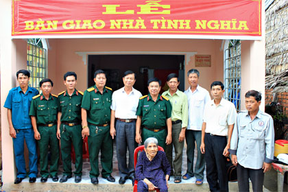 Bàn giao nhà tình nghĩa ở xã điểm xây dựng nông thôn mới