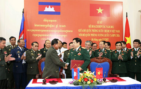 Đại tướng Phùng Quang Thanh hội đàm với Bộ trưởng Bộ Quốc phòng Cam-pu-chia