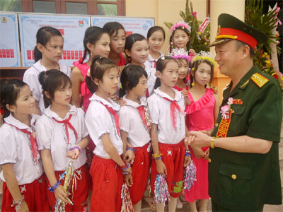 Con bộ đội học giỏi quá!