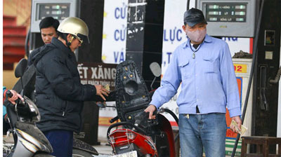 Xăng tăng giá 2.100 đồng một lít