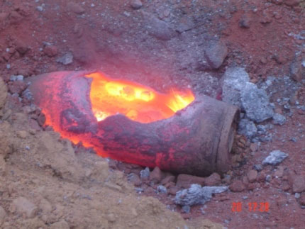 Phá rách vỏ bom bằng lượng nổ lõm