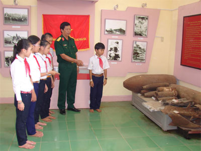 Triển lãm ảnh, giới thiệu sách, báo nhân kỷ niệm 40 năm chiến thắng Đăk Tô-Tân Cảnh