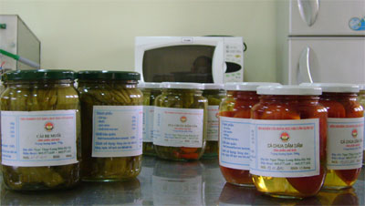 Sản xuất rau, quả muối chua phục vụ bộ đội
