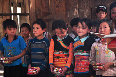 Lên bản Mông tặng quà