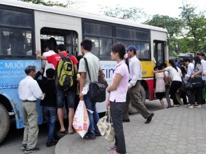Các bến xe lại “ngạt thở” vì khách đổ xô về Hà Nội