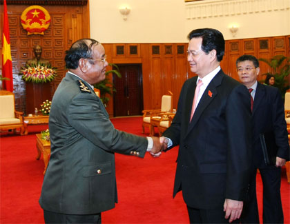 Tổng Tư lệnh Quân đội Hoàng gia Cam-pu-chia thăm Việt Nam