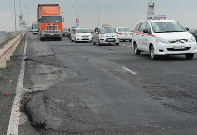 Mặt cầu Thăng Long lại bong tróc sau trận mưa lớn