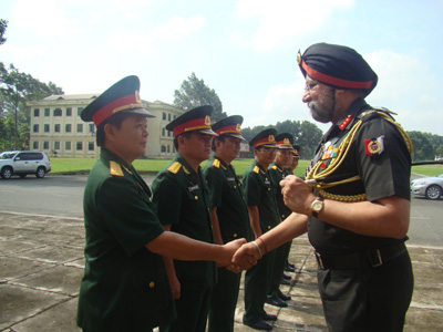Đoàn Trung tâm Học viện Quốc gia Bộ Quốc phòng Ấn Độ thăm và làm việc tại Trường Đại học Nguyễn Huệ
