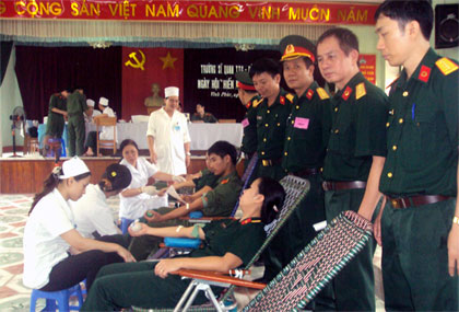 Hơn 300 cán bộ, học viên, chiến sĩ tham gia ngày hội hiến máu tình nguyện