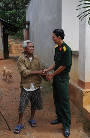 Già làng mang no ấm về buôn