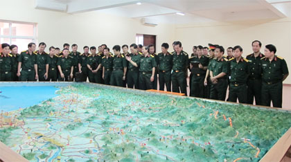 Chú trọng gắn nhà trường với đơn vị, lý luận với thực tiễn