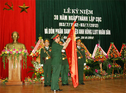 Đón danh hiệu Anh hùng LLVT nhân dân