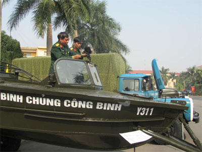 Đi-ê-den hóa xe máy quân sự