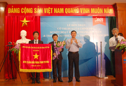 Ngân hàng Thương mại cổ phần Quân đội đón nhận cờ “Đơn vị dẫn đầu phong trào thi đua” của Chính phủ