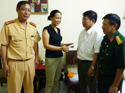 Trao 30 suất quà cho gia đình chính sách thuộc lực lượng Cảnh sát giao thông