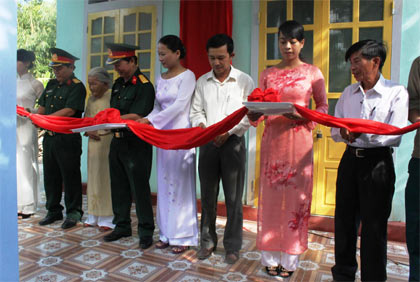 Trao tặng Nhà tình nghĩa cho mẹ liệt sĩ