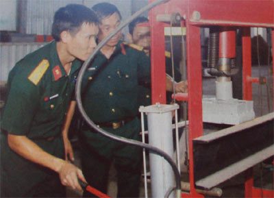 Đồ gá dập ke thành bên sàn xe ô tô