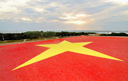 Người làm lá cờ gốm sứ ở Trường Sa