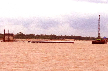 Khắc phục nhanh sự cố lật sà lan chở cát trên sông Hồng