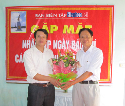 Không buông “tay súng”, không rời tay bút