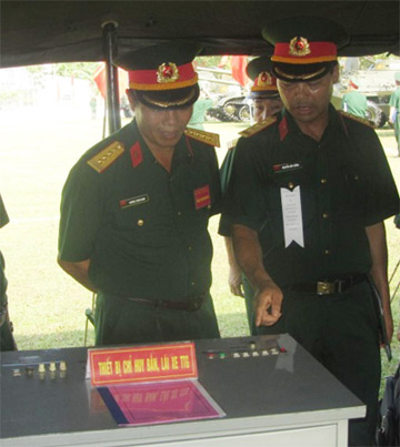 Thiết bị chỉ huy bắn lái xe tăng, thiết giáp