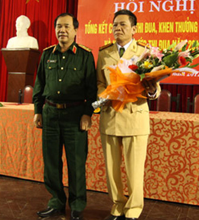 Anh cảnh sát giao thông nghĩa hiệp