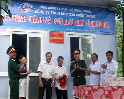 Xây dựng và trao tặng 12 nhà tình nghĩa cho các gia đình chính sách