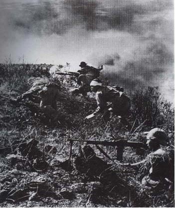 Cài thế, tạo thế tiến công kết hợp nổi dậy của quần chúng