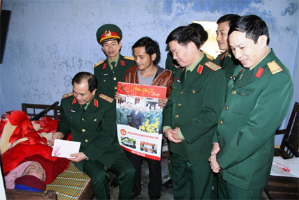 Thăm, kiểm tra, tặng quà đơn vị, gia đình chính sách tại Thừa Thiên – Huế, Quảng Trị