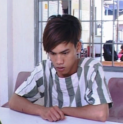 Giả mua đồ ăn, giật hai điện thoại