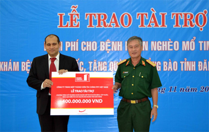 Tiếp nhận kinh phí hỗ trợ bệnh nhân nghèo mổ tim