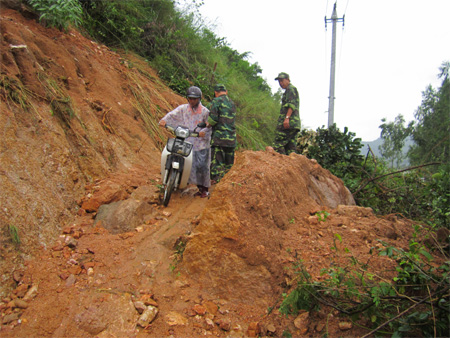 Huy động gần 1.000 cán bộ, chiến sĩ tham gia khắc phục hậu quả lũ lụt 