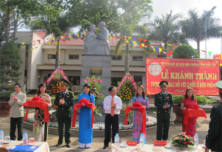 Khánh thành tượng đài “Bác Hồ với chiến sĩ Biên phòng”