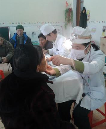 Khám bệnh, cấp thuốc miễn phí cho hơn 400 lượt người