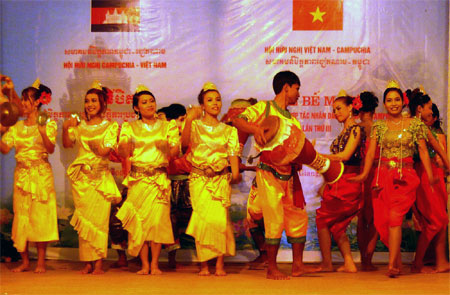 “Trọn nghĩa, vẹn tình, thủy chung, trong sáng”