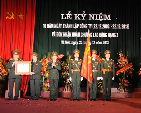  Công ty  Mipec kỷ niệm 10 năm ngày thành lập và đón nhận Huân chương Lao động hạng Ba