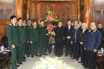 Đảng ủy, Bộ CHQS tỉnh Thừa Thiên Huế thăm, chúc mừng Tòa Tổng Giám mục Giáo phận Huế