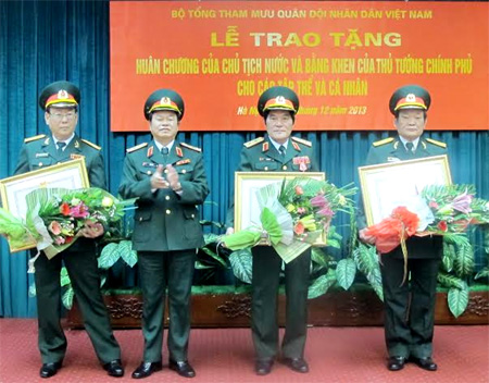 Bộ Tổng tham mưu trao tặng Huân chương của Chủ tịch nước và Bằng khen của Thủ tướng Chính phủ cho các tập thể và cá nhân