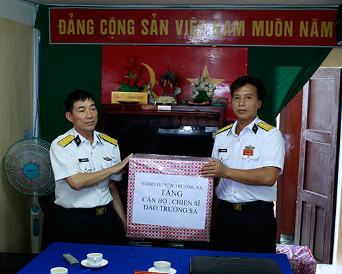 Hàng Tết đã đến các điểm đảo phía nam Trường Sa