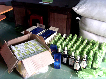 Nghệ An: Bắt quả tang xe khách vận chuyển hàng lậu